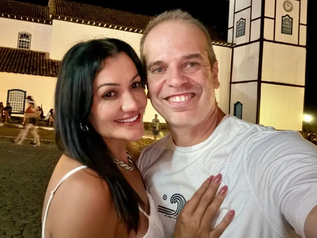 Débora e Marcelo em frente a uma igreja