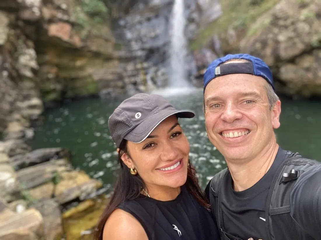 Débora e Marcelo em uma cachoeira