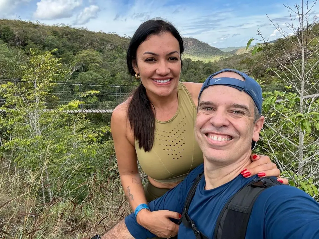 Débora e Marcelo em uma trilha